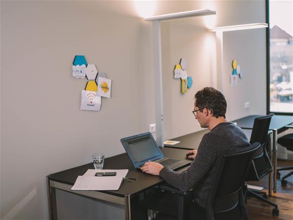 Einzeltisch im Open-Space-Bereich Coworking kup. Ravensburg